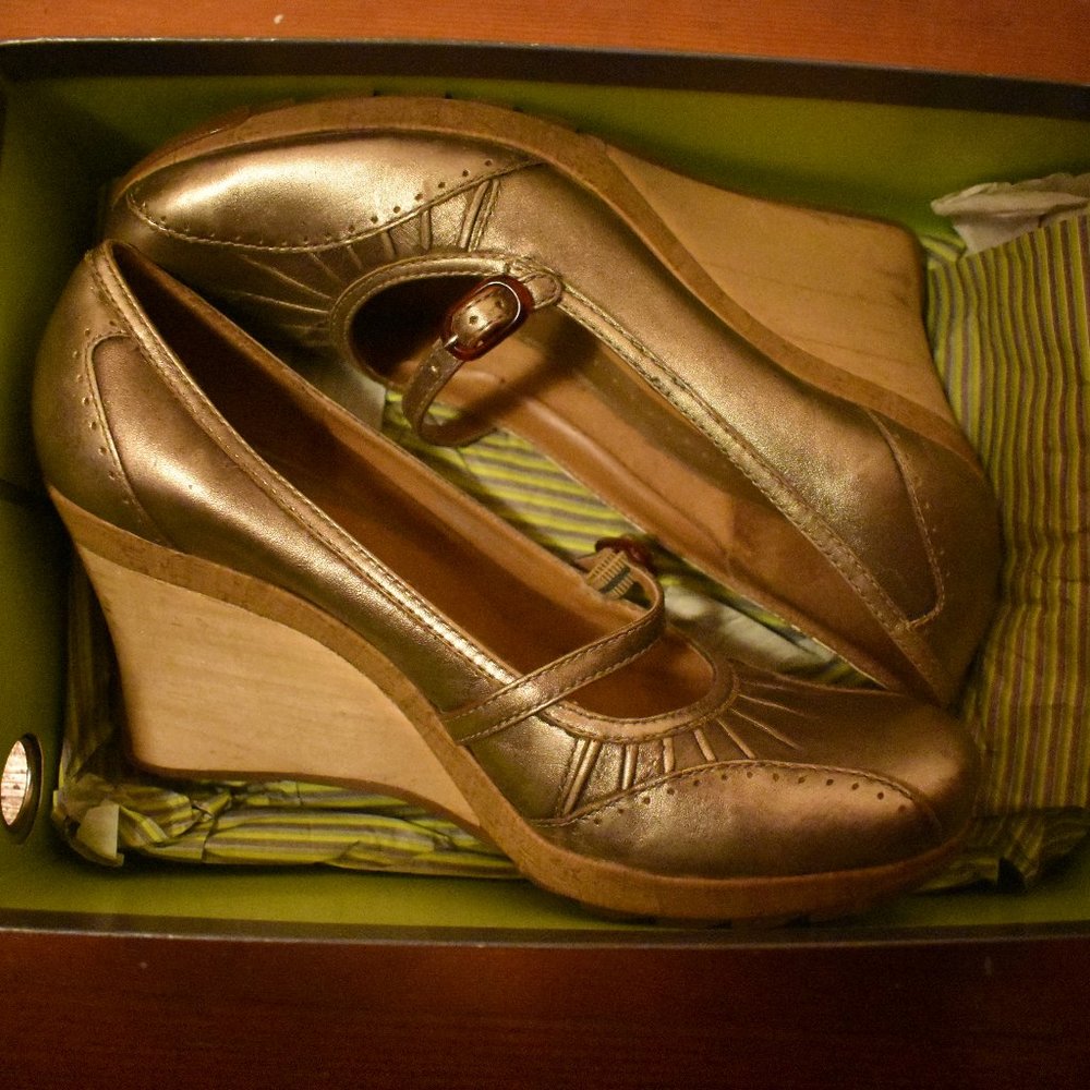 Light gold Wedges